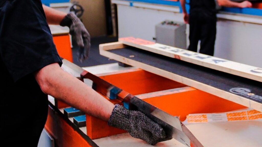 Como é feito o processo de afiação de facas industriais na Montecchio